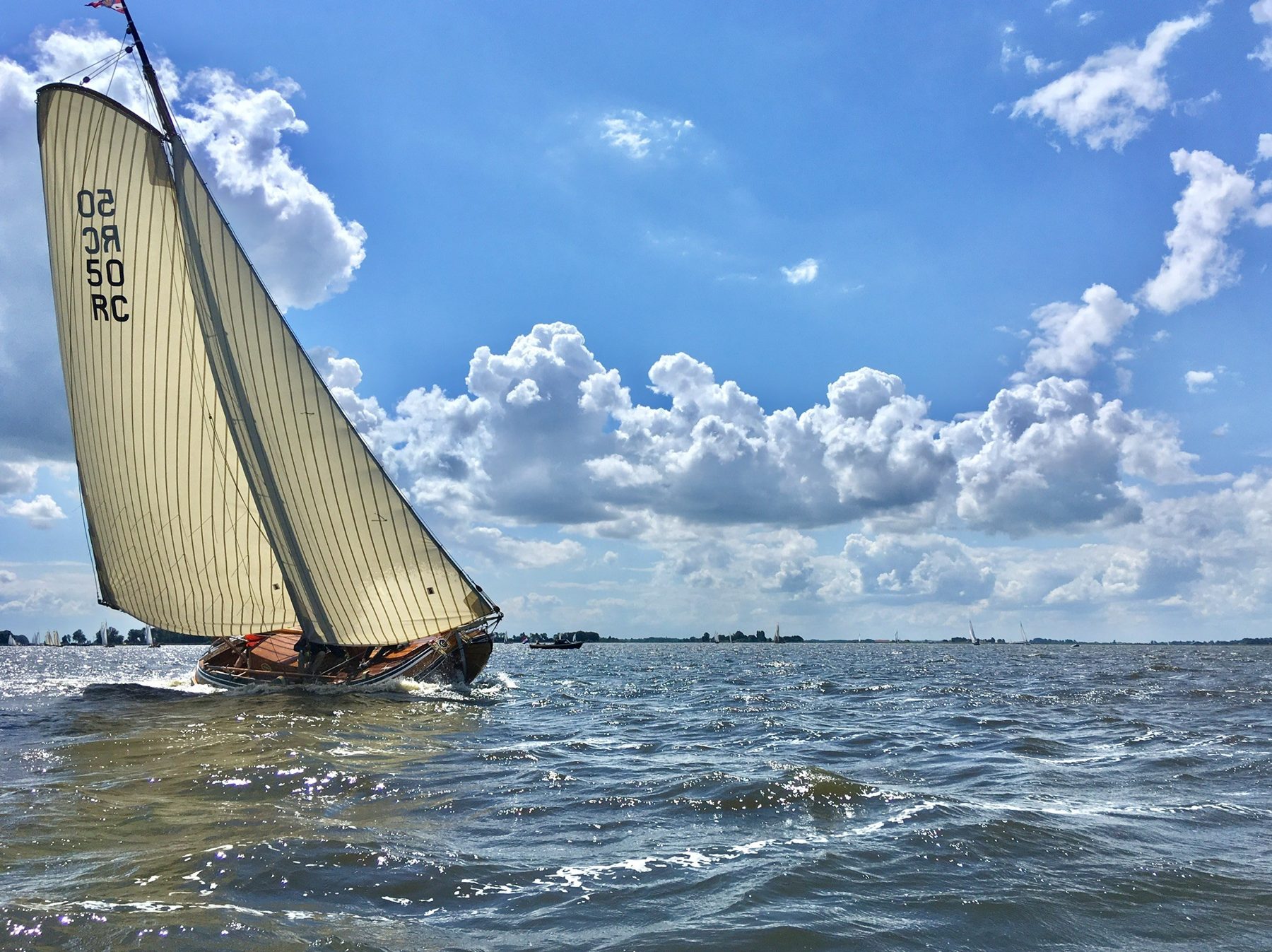 De Constanter onder vol zeil op de Friese wateren